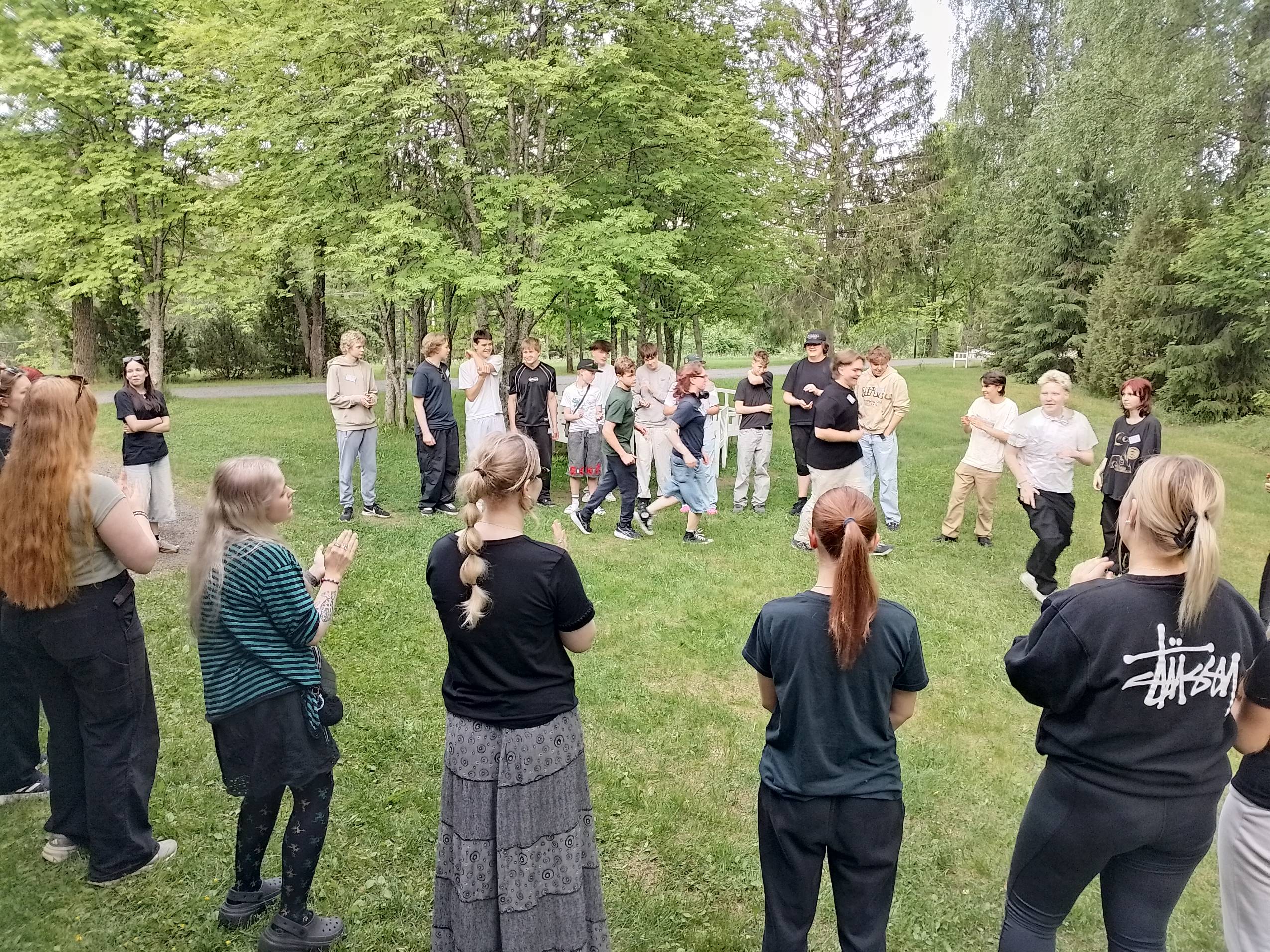 Valamossa leikittiin omalla porukalla niin ulkona...